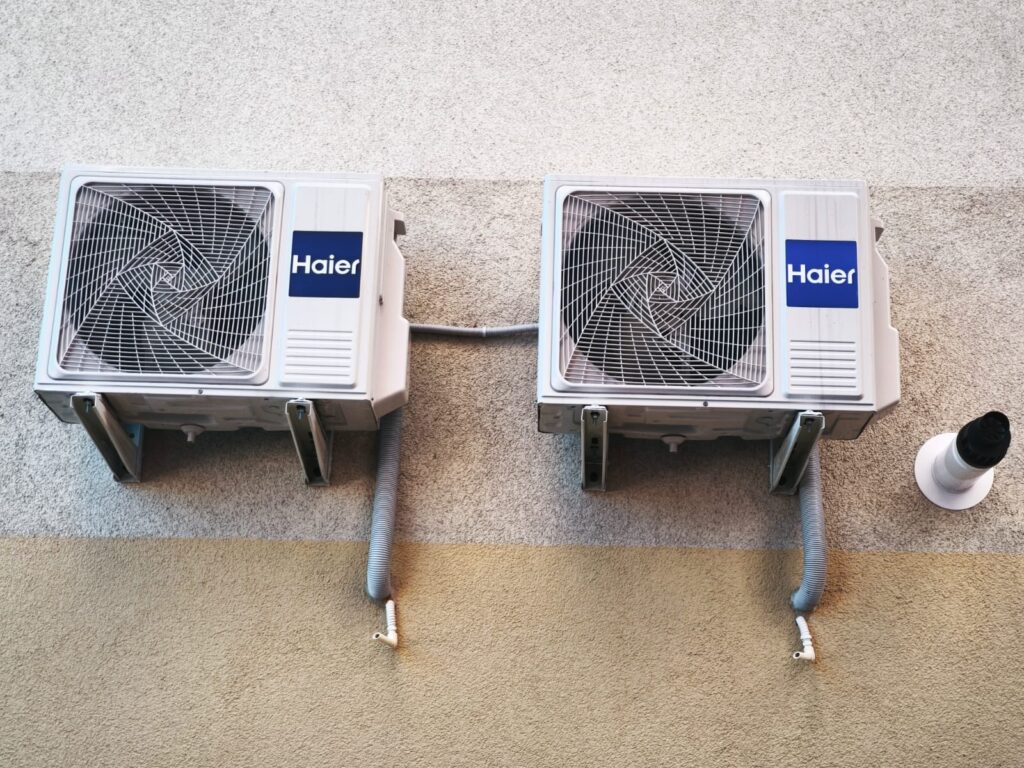 Fachmann bei der Montage von Klimaanlagen